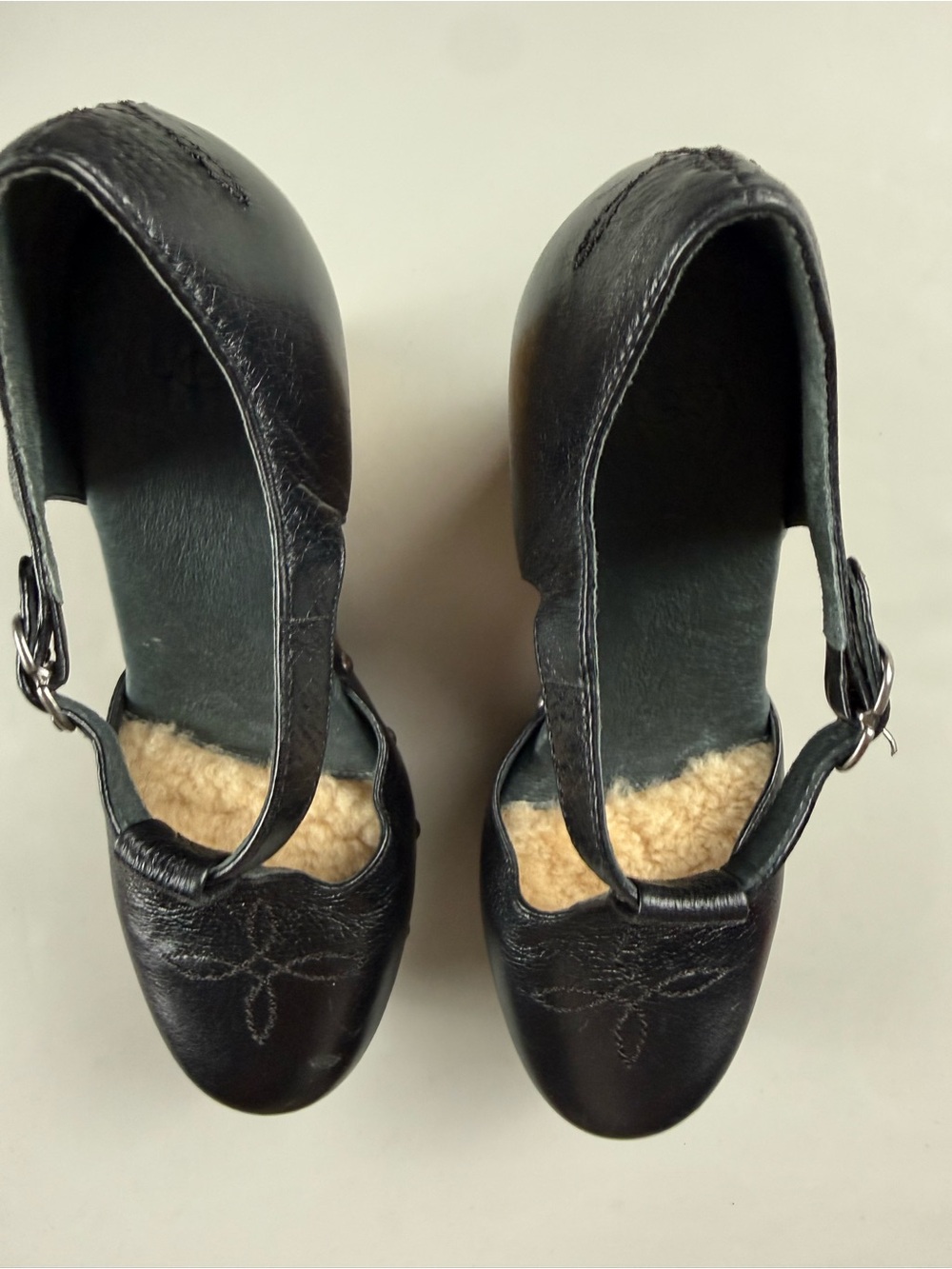 UGG Australia Chrissie T-Strap Wooden Clog Platform Heels Black Leather Womens 7 - Picture 4 of 10